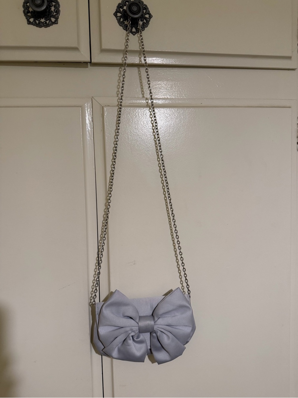 RSVP Silver-Gray Bow Chain Shoulder Clutch